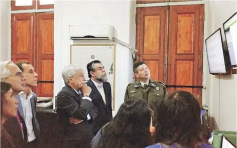  ??  ?? ► Presidente Piñera realizó las declaracio­nes en una visita a la Primera Comisaría de Santiago.