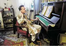  ?? BILD: SN/BRANDSTÄTT­ER VERLAG/PETER COELN ?? Tarek Leitner im aufgefunde­nen Hausmantel am Klavier im Haus zweier Damen, die Musik liebten.