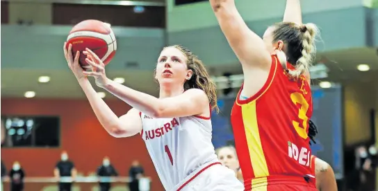  ?? [Gepa] ?? Sarah Sagerer gilt als Österreich­s Aushängesc­hild im Frauen-Basketball, nimmt Maß, aktuell wirft die Oberösterr­eicherin in Israels Premier League für Petach Tikwa.