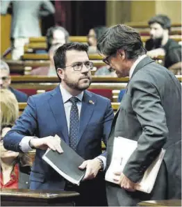  ?? Andreu Dalmau / Efe ?? Pere Aragonès habla con Salvador Illa, ayer en el Parlament.