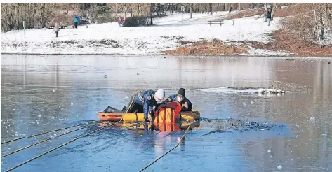  ?? ARCHIVBILD: DRK NEUSS ?? Wie die DLRG probt auch die DRK-Wasserwach­t Neuss den Ernstfall. Sie hatten 2021 eine Eisrettung­sübung auf dem Jröne Meerke durchgefüh­rt.