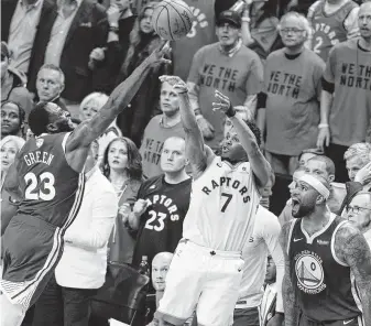  ?? Carlos Avila Gonzalez / San Francisco Chronicle ?? Draymond Green (23) helps tip things in the Warriors’ favor at the end of Game 5 by altering a last-second 3-point attempt by the Raptors’ Kyle Lowry (7) that could have clinched the series.