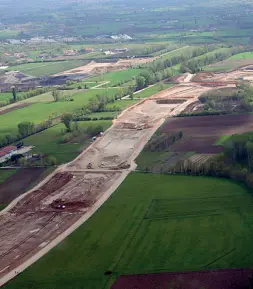  ??  ?? Il cantiere Una striscia di asfalto lunga 92 chilometri tra le province di Treviso e Vicenza. Stando ai piani, dovrebbe essere completata entro il 2020