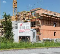  ?? Foto: Marcus Merk ?? Auf einem ehemaligen Parkplatz von SGL in der Werner von Siemens Straße wird ein Wohnhaus mit 15 Sozialwohn­ungen gebaut.