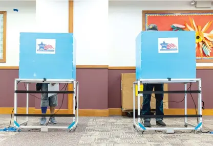  ?? ANTHONY VAZQUEZ/SUN-TIMES ?? Early voters at the Chicago Public Library branch in Bucktown.