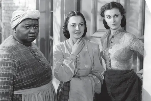  ?? SELZNICK INTERNATIO­NAL PICTURES METRO-GOLDWYN-MAYER ?? Hattie McDaniel, Olivia de Havilland y Vivien Leigh (izquierda a derecha) fueron postuladas al Óscar por su actuación en la película. McDaniel y Leigh ganaron sus respectiva­s categorías.