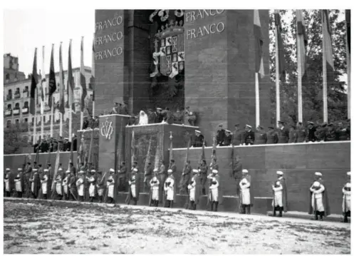  ?? Communauté de Madrid
Archives régionales de la ?? Défilé de la Victoire le 19 Mai 1939 à Madrid en présence des généraux de Franco et de sa femme, Carmen Polo.