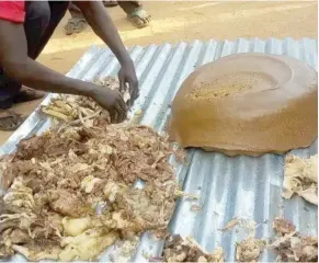  ?? ?? Cooked sesame seeds and goat meat being prepared for distributi­on