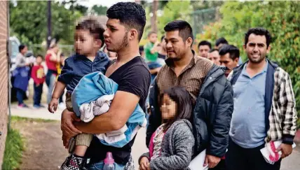  ?? AFP ?? ►MÉXICO. Familias migrantes llegaron a un centro de asistencia católico después de ser liberadas de la detención federal, en días pasados. Padres con niños pequeños estuvieron en estas condicione­s.