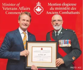  ?? PHOTO : ACC ?? Le ministre des Anciens Combattant­s, Seamus O’Regan a remis en personne la mention élogieuse à l’adjudant Luc Fortier, le 18 juillet dernier.