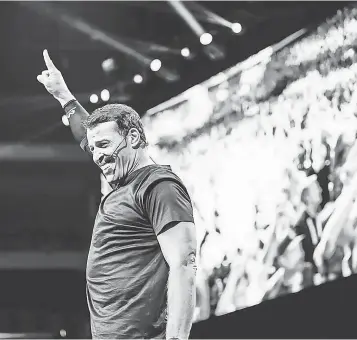  ?? COURTESY: TEAM TONY ROBBINS ?? Life coach Tony Robbins has worked with many high-profile athletes and sports personalit­ies.