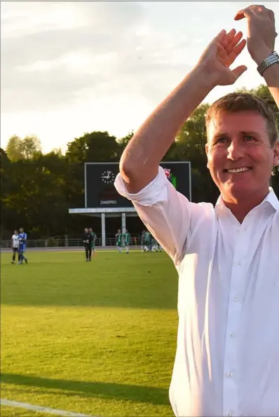  ?? Pictures: Matt Browne/SPORTSFILE ?? Stephen Kenny salutes Dundalk fans after last Thursday’s win over Levadia Tallinn.