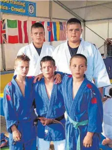 ?? FOTO: PRIVAT ?? Die Erbacher Judoka: Vorne, von links: Dimitrij Popp, Daniel Paulsin , Anton Popp, hinten: George und Daniel Udsilauri.