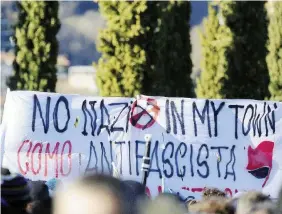  ?? Ansa/LaPresse ?? In piazza Striscioni e bandiere del corteo antifascis­ta che ha raccolto circa diecimila persone ieri mattina a Como