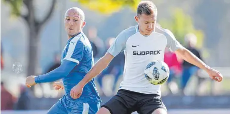  ?? FOTO: VOLKER STROHMAIER ?? Der SV Ochsenhaus­en (Frank Martin, r.) will den Schwung des 8:0-Sieges aus der Vorwoche mit nach Balingen nehmen.