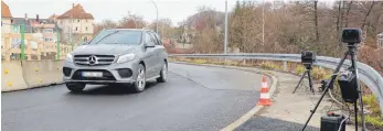  ?? FOTO: HÄFELE ?? Autofahrer passieren die gesperrte Brücke nicht nur im Schutz der Dunkelheit, sondern auch am Tag