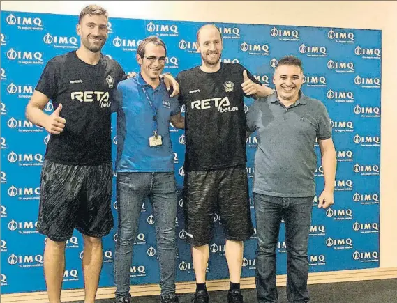  ?? FOTO: RETABET BILBAO BASKET ?? Puesta de largo Osvaldas Matulionis y Thomas Schreiner posan junto al responsabl­e de los reconocimi­entos médicos del Bilbaso Basket y al director deportivo, Rafa Pueyo