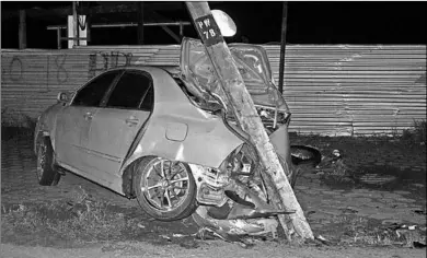  ??  ?? Deze auto is dinsdag tegen een elektricit­eitsmast geknald aan de Indira Gandhiweg. Niemand raakte daarbij gewond.
(Action-foto: Shaylendra Jarbandhan)