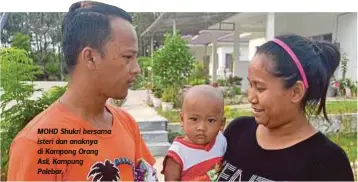 ??  ?? MOHD Shukri bersama isteri dan anaknya di Kampong Orang Asli, Kampung
Palebar.