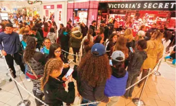  ??  ?? Shoppers queue up in front of Victoria's Secret at the Dartmouth Mall on Black Friday, in Dartmouth, Massachuse­tts.