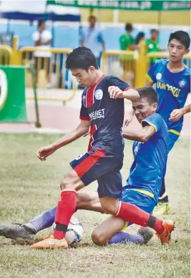  ?? SUNSTAR FILE ?? LUCKY. ANS (in dark blue) makes it to the semifinal round thanks to a 21-0 win over Talisay, which forfeited its match against USPF. Both USPF and ANS finished with seven points in Group A.