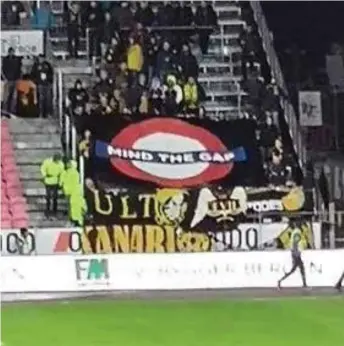  ?? FOTO: GJERT MOLDESTAD ?? SKAPTE SINNE: Dette banneret fra Lillestrøm-fansen fikk flere til å reagere sterkt under kampen på Brann Stadion 6. oktober. Den engelske undergrunn­sbane-logoen med teksten «mind the gap» ble brukt bare uker etter at en Brann-supporter ble alvorlig skadet av Tbanen i Oslo.