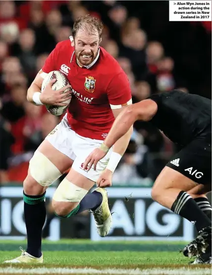  ??  ?? > Alun Wyn Jones in action during the drawn series in New Zealand in 2017