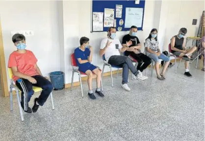  ??  ?? Familia de origen sirio acogida en Tudela, durante un encuentro celebrado ayer con el consejero Santos.