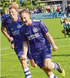  ?? Foto: Xaver Habermeier ?? Neuburger Jubellauf: Niklas Golling (hinten) versucht nach dem 2:1 Torschütze Mat thias Riedelshei­mer einzuholen.