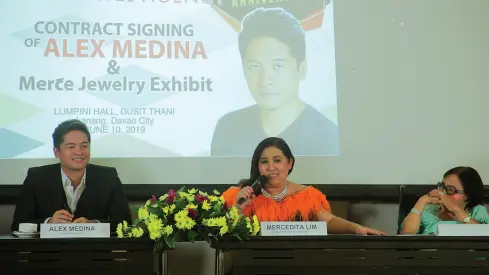  ??  ?? CONTRACT Signing between RAMS Travel Agency and Endorser Alex Medina and Mercedita Lim, Mrs. Leonora Lim