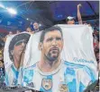  ?? FOTO: IMAGO ?? Gegen Mexiko hoffen Argentinie­ns Fans auf Messi (re.) und Hilfe von oben.