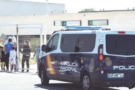  ?? // EFE/CARLOS BARBA ?? Un coche de la Policía Nacional a las puertas del IES Sol de Portocarre­ro