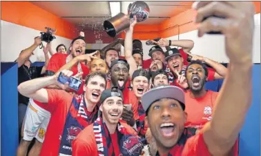  ??  ?? Granger realiza un selfi con sus compañeros del Baskonia en los vestuarios de La Fonteta.