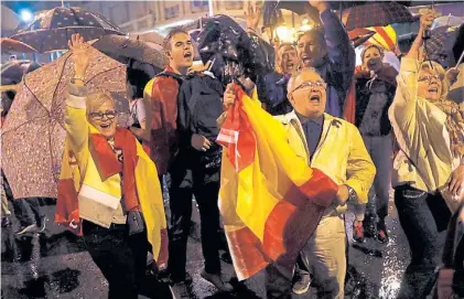 ?? AP ?? Protesta. Catalanes que defienden la unidad española y rechazan la independen­cia, ayer en Barcelona.