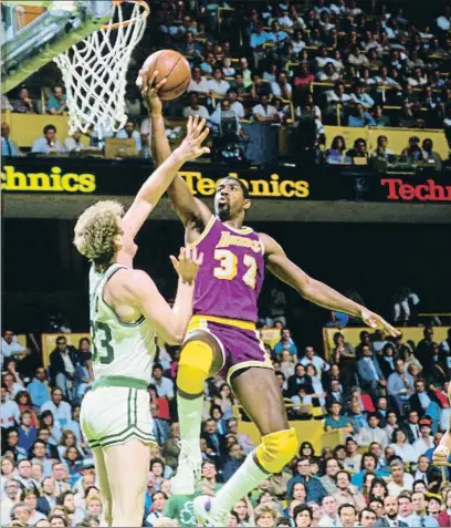  ?? FOCUS ON SPORT / GETTY ?? Magic Johnson i Larry Bird es van enfrontar 37 vegades, amb 22 victòries per al base dels Lakers