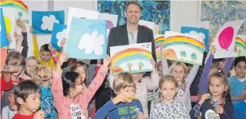  ?? FOTO: HERBERT GUTH ?? Der neue Rektor der Grundschul­e Wilhelmsdo­rf Thomas Reck inmitten der Kinder des Schulchors aus den Klassen 2a und 2b.