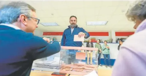  ?? // EP ?? Santiago Abascal depositand­o ayer su voto en un colegio de Madrid