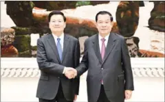  ?? SPM ?? Prime Minister Hun Sen (right) shakes hands with Lao president Thongloun Sisoulith at the Peace Palace in Phnom Penh on May 4.