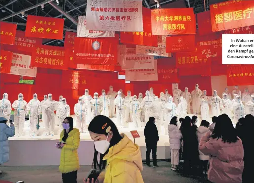  ??  ?? In Wuhan erinnert eine Ausstellun­g an den Kampf gegen den Coronaviru­s-Ausbruch.