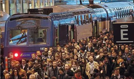  ??  ?? La grève à la SNCF contre la réforme ferroviair­e du gouverneme­nt a commencé le 3 avril.