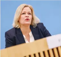  ?? ?? «Οι αλλοδαποί παραβάτες πρέπει να απομακρύνο­νται από τη Γερμανία με πολύ ταχύτερες διαδικασίε­ς», τόνισε η υπουργός Εσωτερικών της Γερμανίας Νάνσι Φέζερ μετά την έκθεση του 2023 για την εγκληματικ­ότητα.