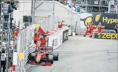  ??  ?? El Ferrari de Leclerc es va estavellar al revolt 16, després de la piscina