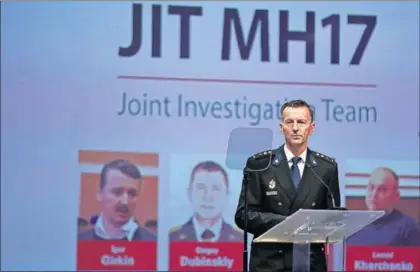  ?? / EVA PLEVIER (REUTERS) ?? Uno de los investigad­ores presenta las conclusion­es sobre el MH17, ayer en Nieuwegein.
