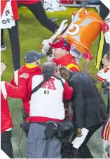  ?? ?? El baño de agua helada para Andy Reid no podía faltar al final del partido.