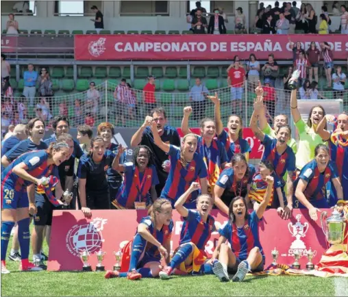  ??  ?? ALEGRÍA AZULGRANA. Las jugadoras del Barcelona posan exultantes en la Ciudad del Fútbol de Las Rozas con la Copa de la Reina y sus corre