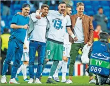  ??  ?? SUPLENTES. Luca, Achraf, Casilla y Llorente, posando.