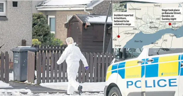  ?? Picture by Gareth Jennings. ?? INVESTIGAT­ION: Police forensics officers attend the house at the centre of the siege drama in Balunie Street, Dundee.