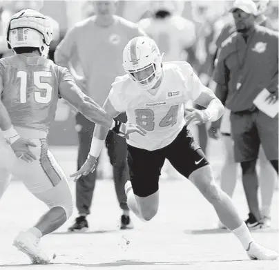  ?? MIKE STOCKER/SOUTH FLORIDA SUN SENTINEL ?? Dolphins linebacker Jaelan Phillips, left, goes up against tight end Hunter Long during practice July 28.