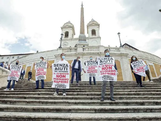  ?? (foto Guaitoli) ?? Il flash mob organizzat­o dai commercian­ti romani ieri mattina sulla scalinata di Trinità dei Monti