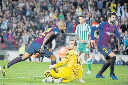  ?? FOTO: PEP MORATA ?? Arturo Vidal marcó el pasajero 2-3 para el Barça Es su segundo tanto como azulgrana tras meter el definitivo 5-1 al Madrid